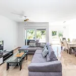 Three-bedroom In Saldun Apartment *