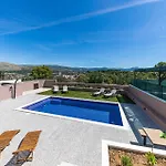 Three-bedroom In Saldun * Trogir