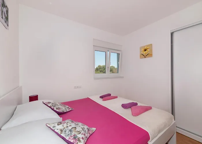 Three-bedroom In Saldun * トロギール