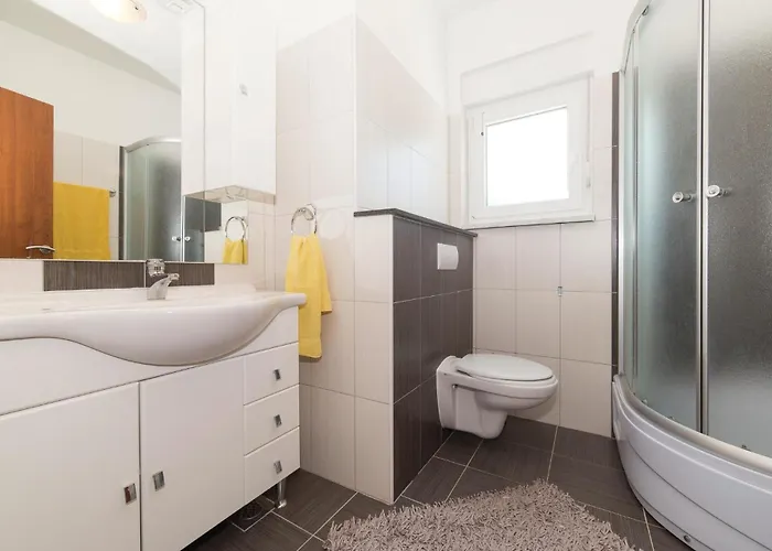 Three-bedroom In Saldun Lejlighed