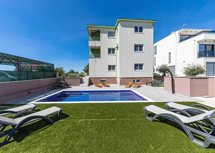 Three-bedroom In Saldun Lejlighed