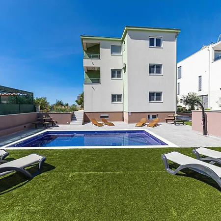 Three-bedroom In Saldun 아파트