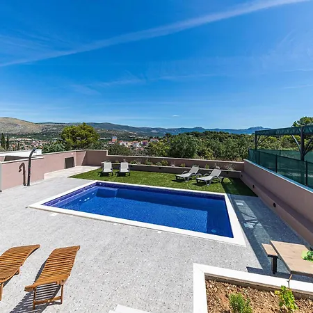 Three-bedroom In Saldun * Trogir