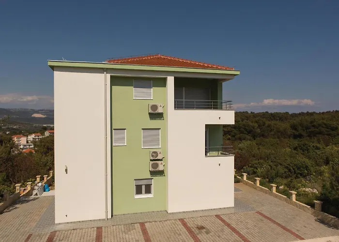 Three-bedroom In Saldun Appartement Trogir