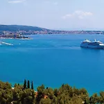 Apartment Three-bedroom In Saldun Trogir