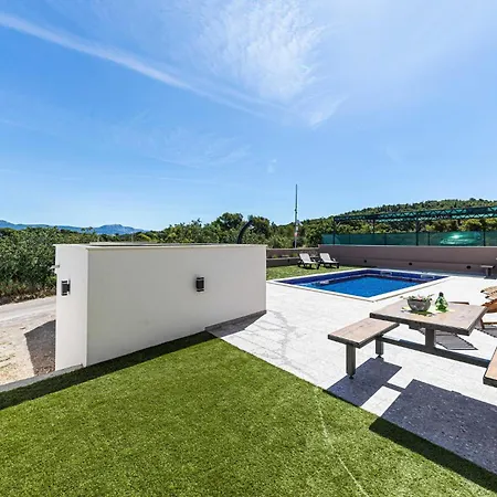 Three-bedroom In Saldun Appartement Trogir