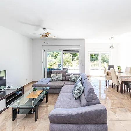 Three-bedroom In Saldun Apartment *