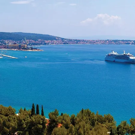 Apartment Three-bedroom In Saldun Trogir