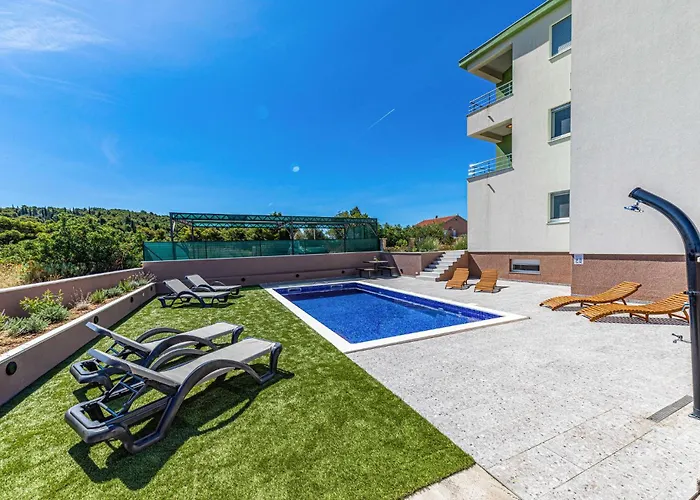 Three-bedroom In Saldun Appartement Trogir