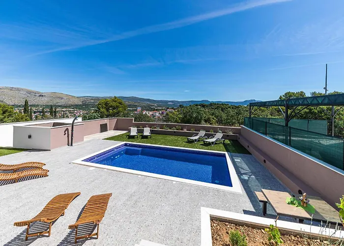 Three-bedroom In Saldun * Trogir